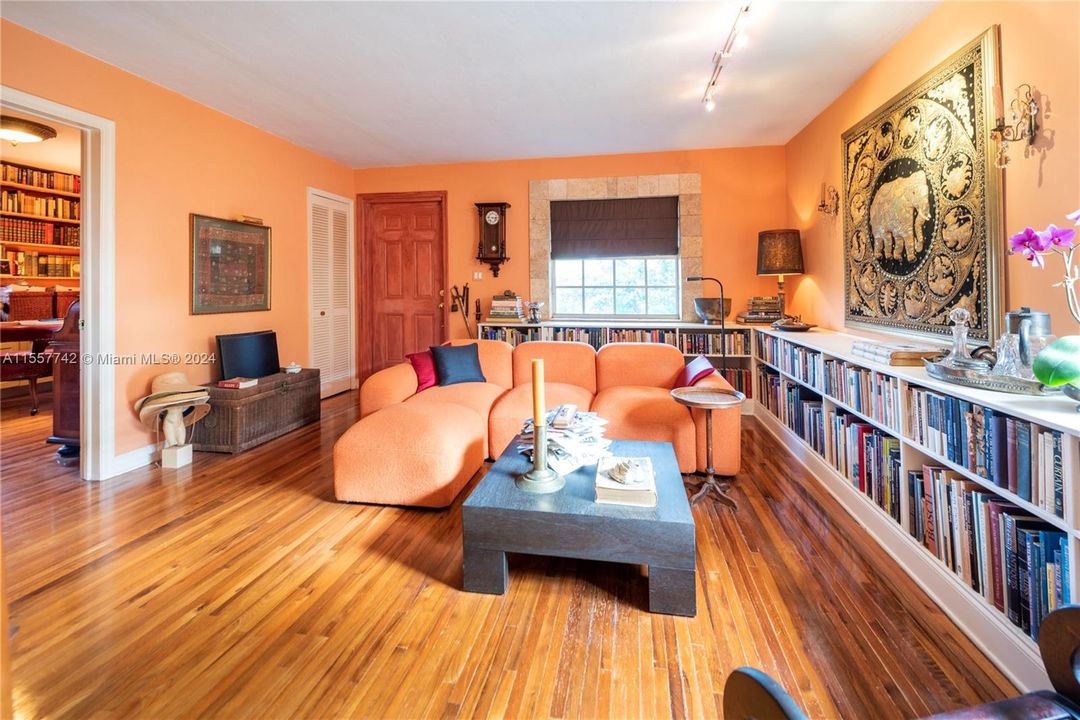 For Sale: $500,000 (2 beds, 1 baths, 850 Square Feet)