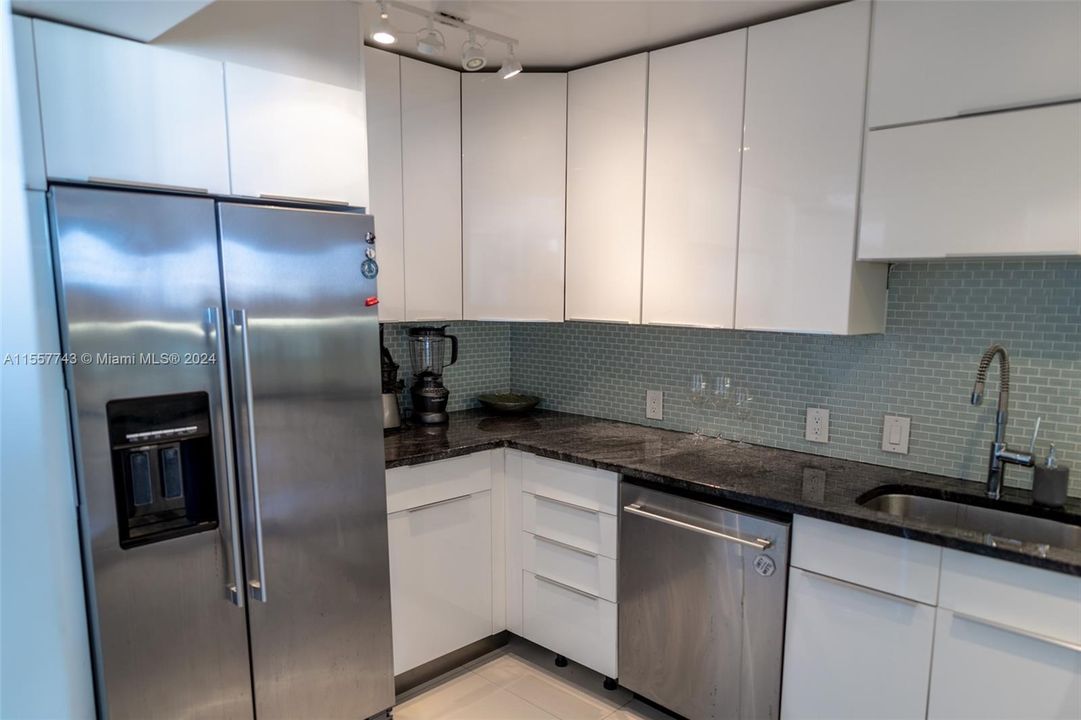 For Rent: $3,900 (2 beds, 2 baths, 1357 Square Feet)