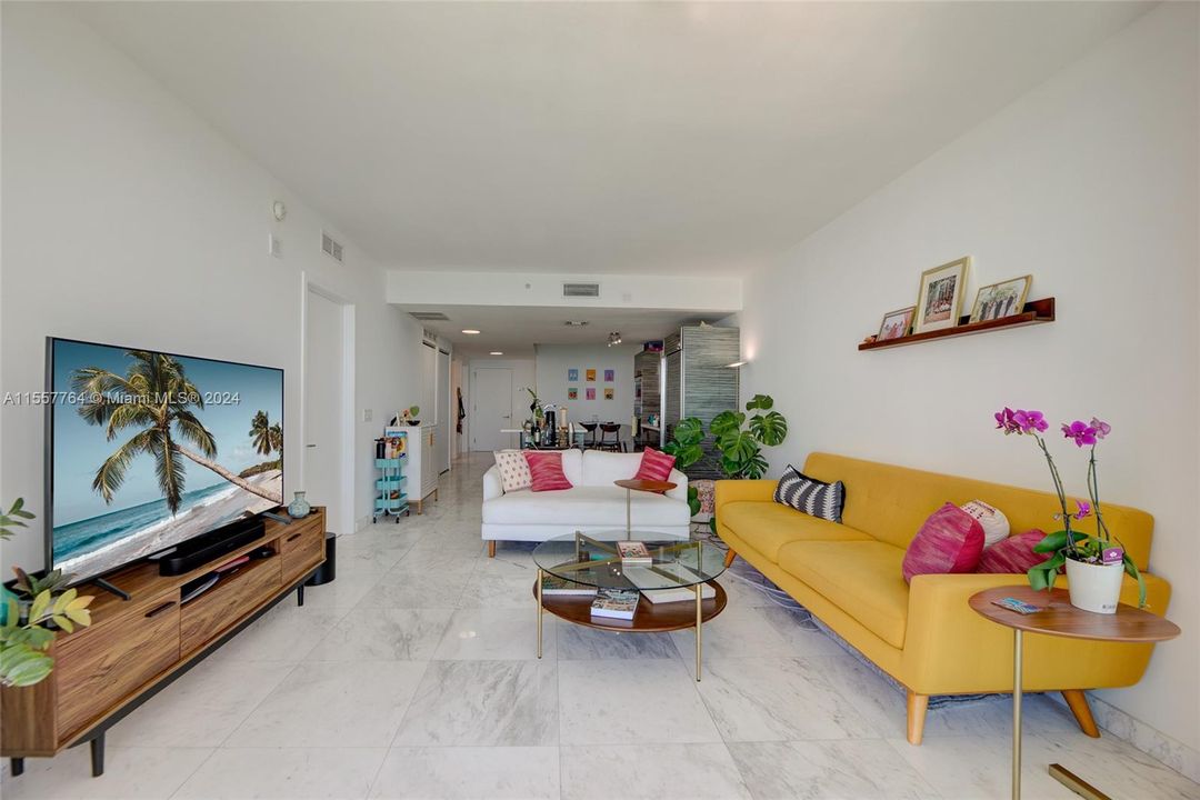 For Sale: $925,000 (2 beds, 2 baths, 1073 Square Feet)
