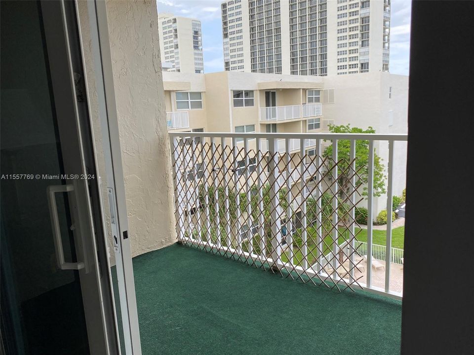 For Rent: $3,395 (2 beds, 2 baths, 999 Square Feet)