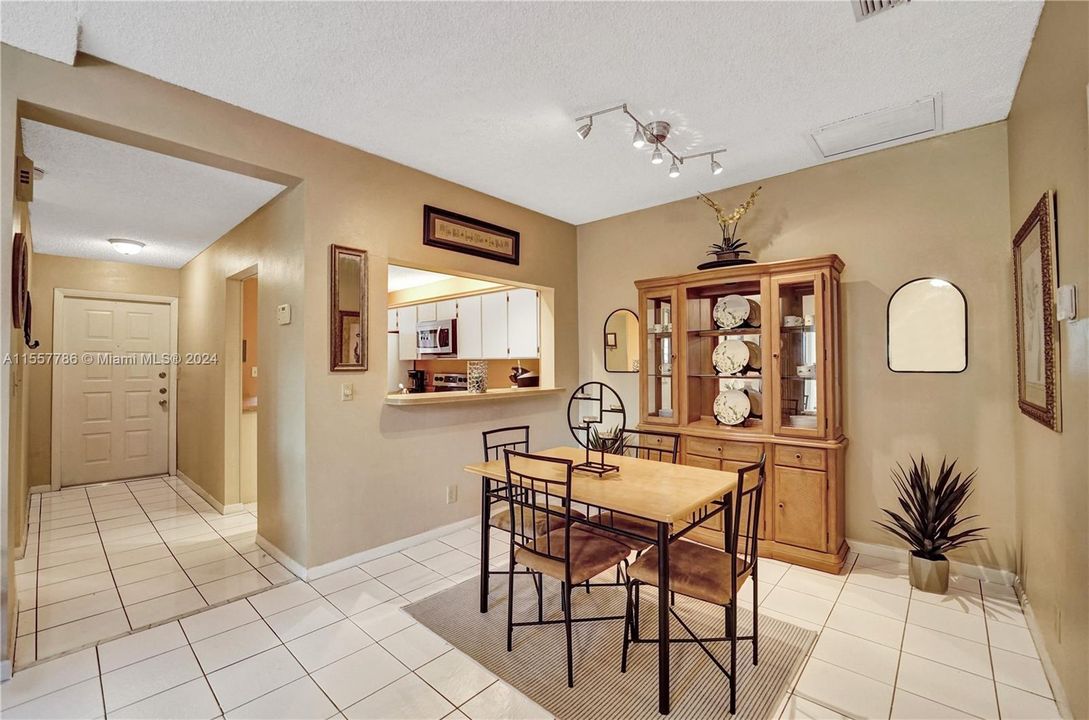 Active With Contract: $339,900 (2 beds, 2 baths, 1080 Square Feet)