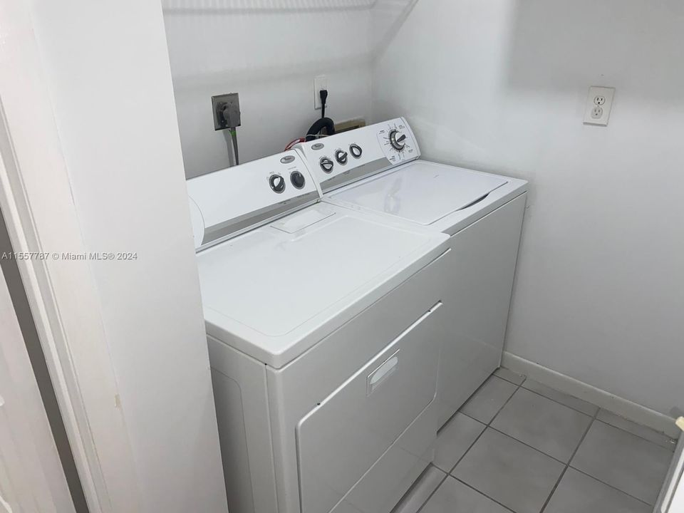 Recently Rented: $2,400 (2 beds, 2 baths, 925 Square Feet)