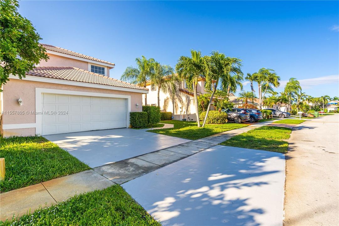 Active With Contract: $4,000 (4 beds, 3 baths, 2213 Square Feet)