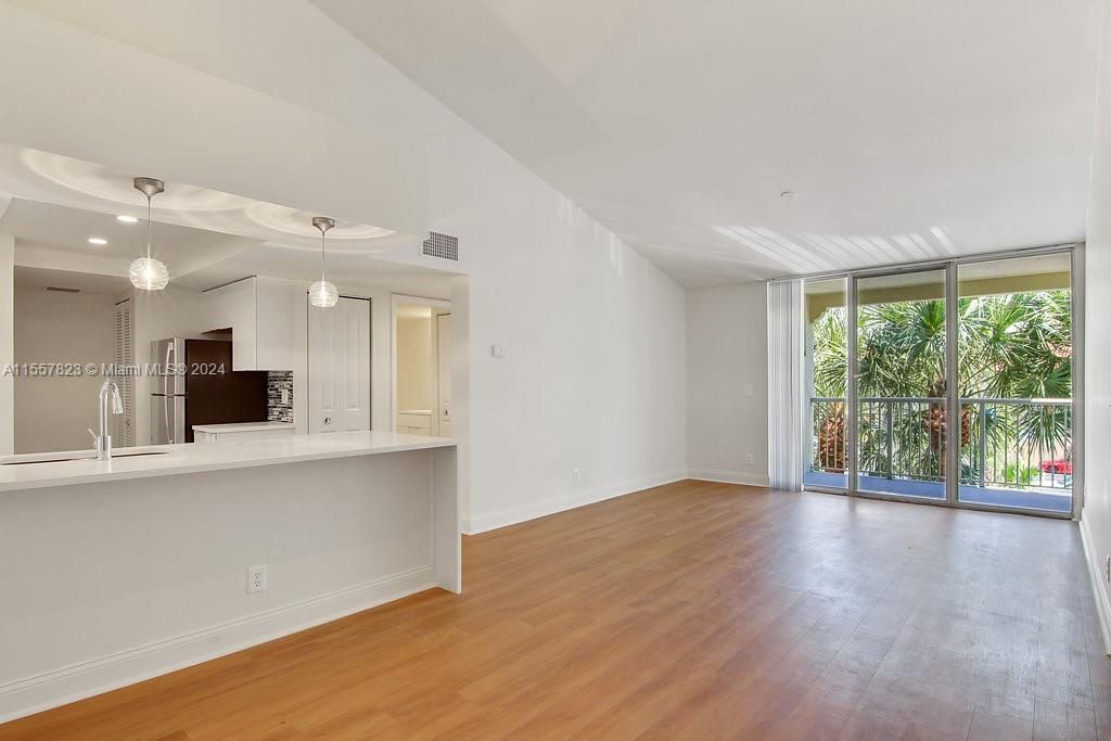 Active With Contract: $3,139 (2 beds, 2 baths, 1054 Square Feet)