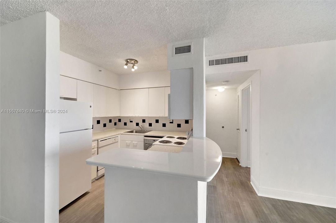 Active With Contract: $2,995 (1 beds, 1 baths, 980 Square Feet)