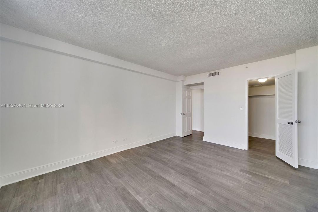 Active With Contract: $2,995 (1 beds, 1 baths, 980 Square Feet)