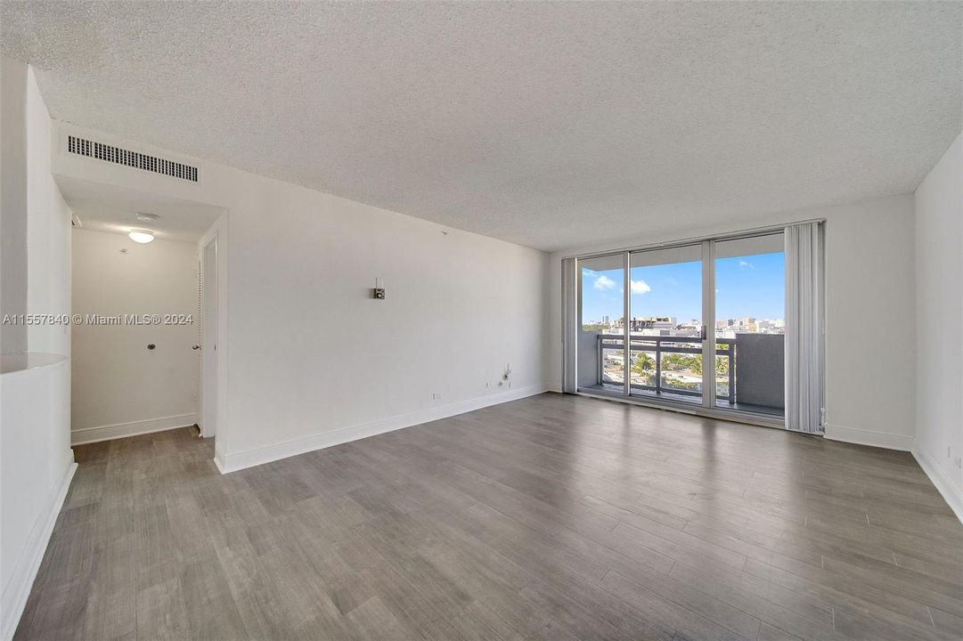 Active With Contract: $2,995 (1 beds, 1 baths, 980 Square Feet)