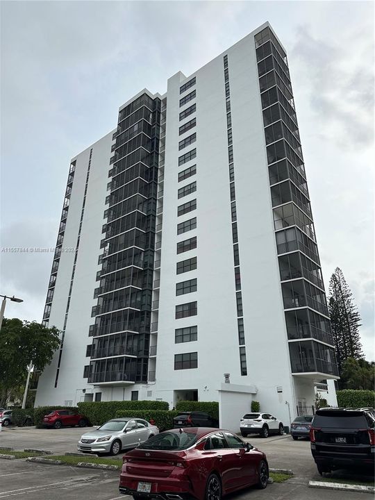 Active With Contract: $237,000 (1 beds, 1 baths, 913 Square Feet)
