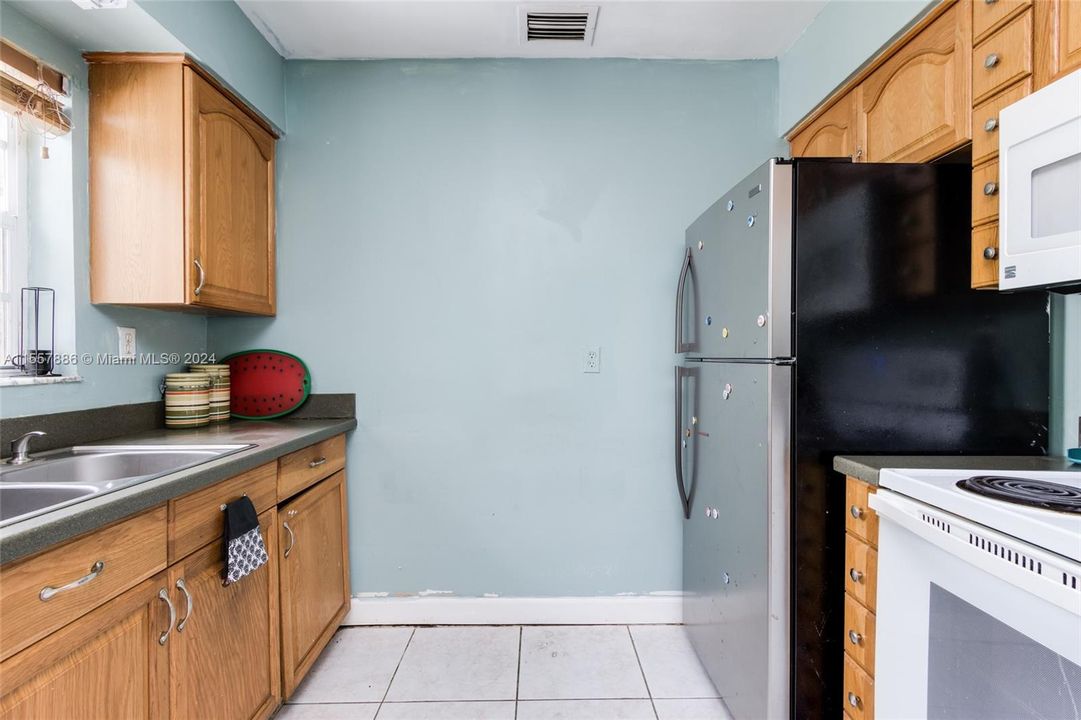 Active With Contract: $499,900 (2 beds, 1 baths, 900 Square Feet)