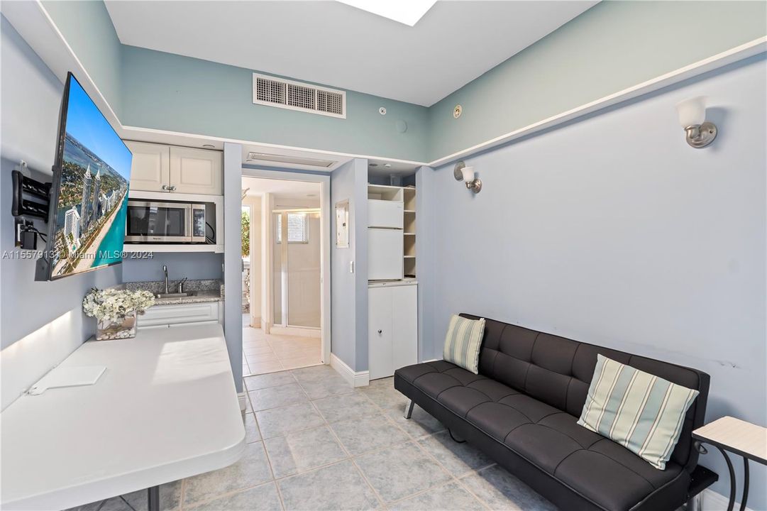 Active With Contract: $429,000 (0 beds, 1 baths, 190 Square Feet)