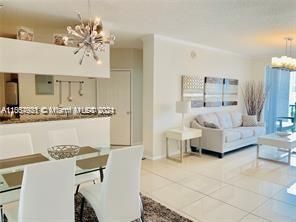 For Sale: $615,000 (2 beds, 2 baths, 1024 Square Feet)
