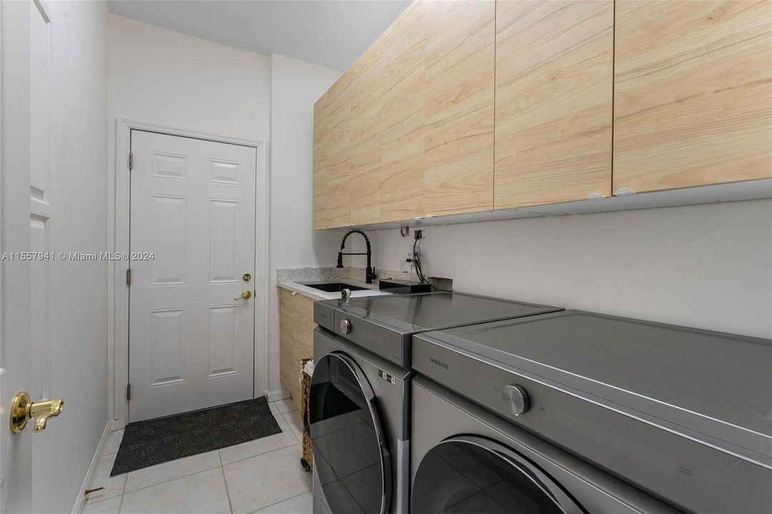Recently Rented: $4,500 (3 beds, 2 baths, 1907 Square Feet)