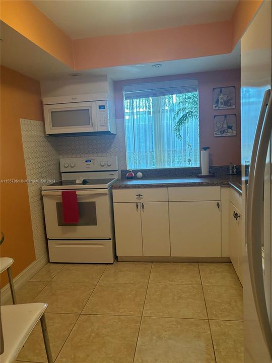 For Sale: $249,999 (1 beds, 1 baths, 1100 Square Feet)