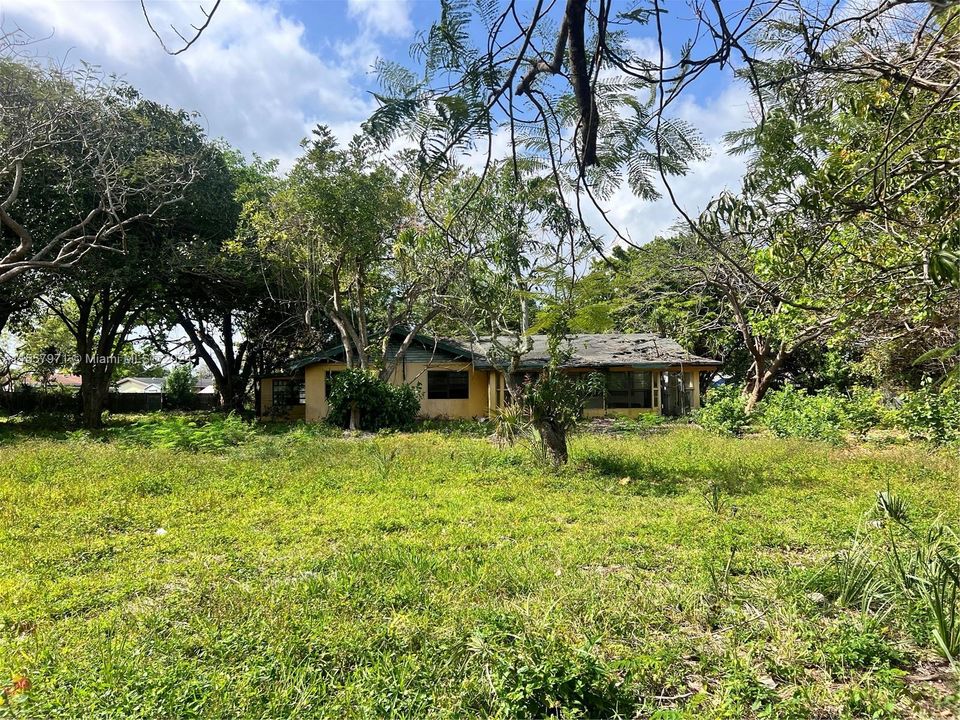 En Venta: $1,900,000 (1.99 acres)