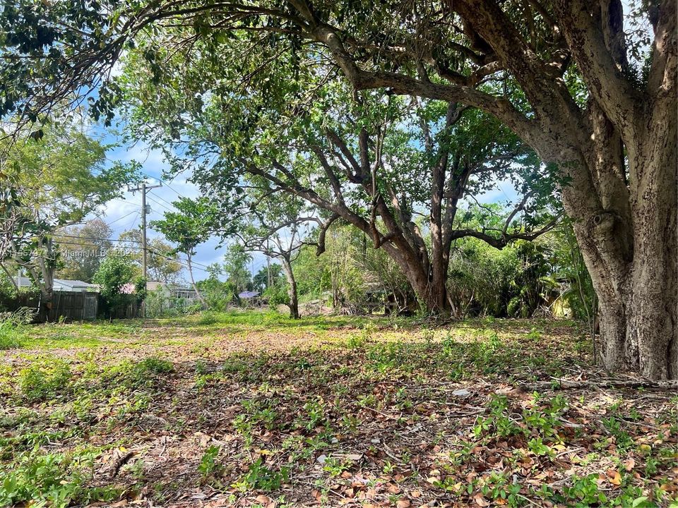 En Venta: $1,900,000 (1.99 acres)