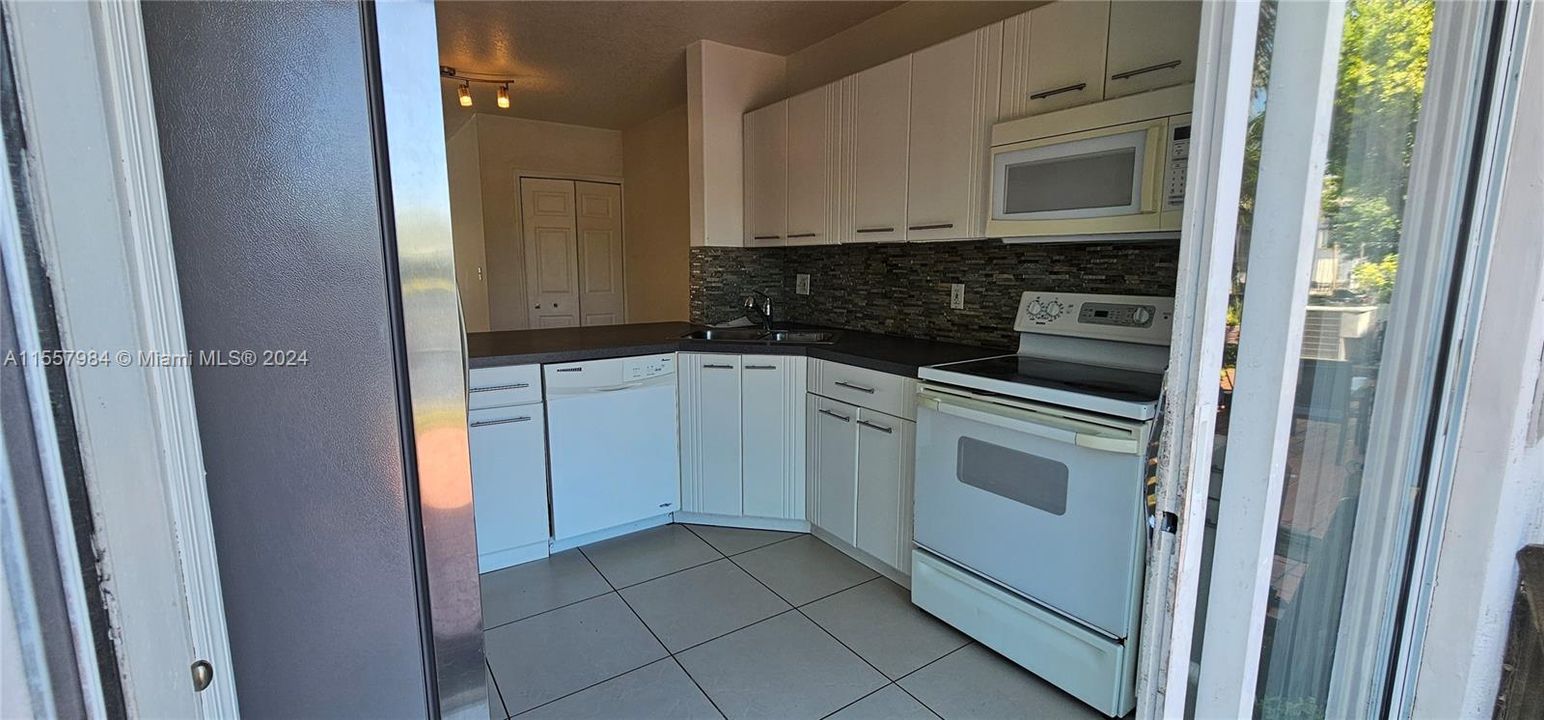 For Rent: $3,350 (3 beds, 2 baths, 1330 Square Feet)