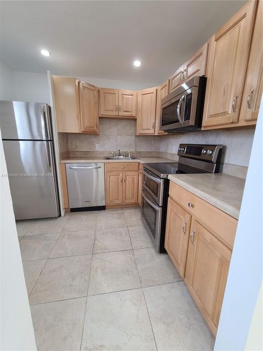 For Rent: $2,350 (1 beds, 1 baths, 697 Square Feet)