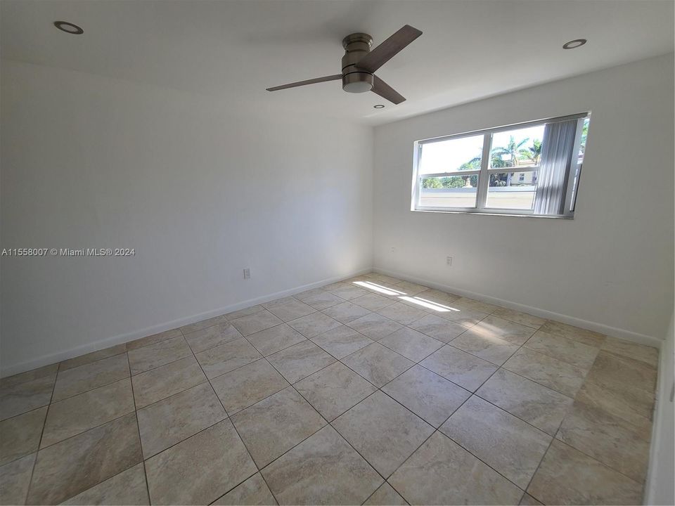 For Rent: $2,350 (1 beds, 1 baths, 697 Square Feet)