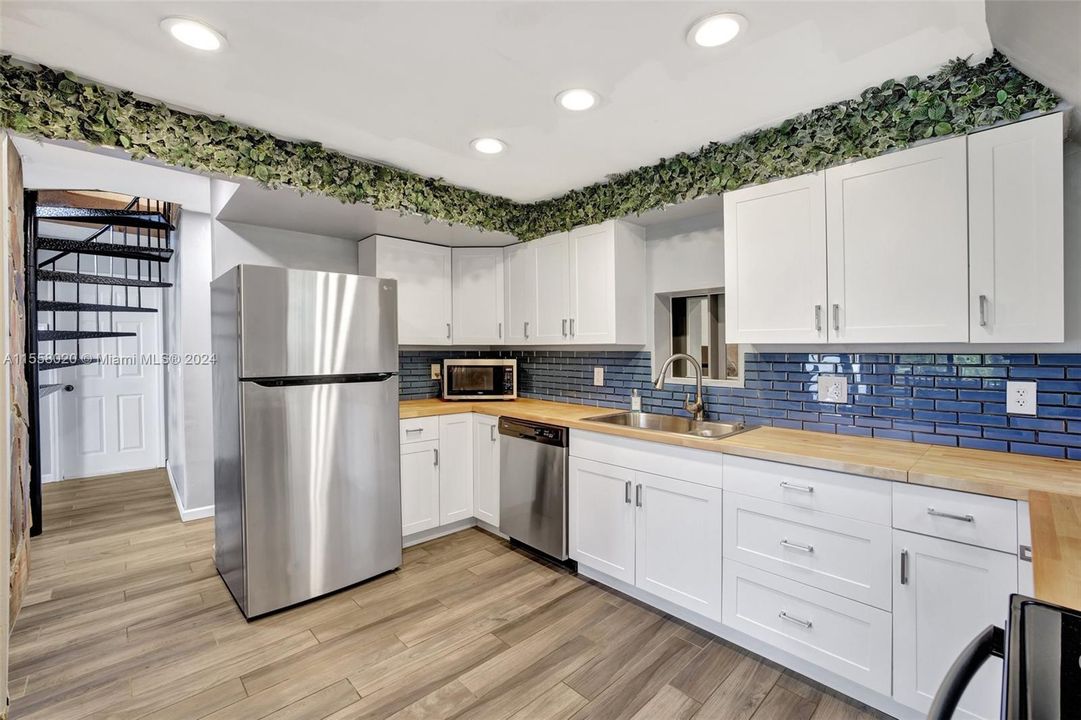 Recently Sold: $1,350,000 (5 beds, 3 baths, 3136 Square Feet)