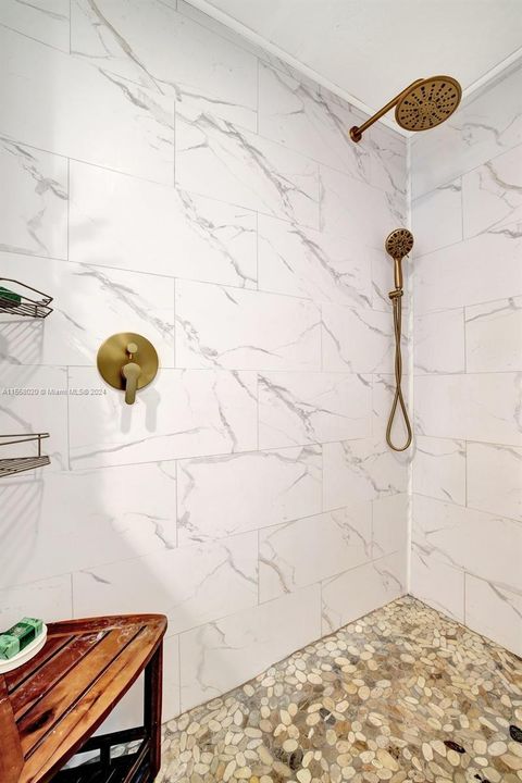 Updated bathroom w/ dual shower heads & river rock flooring