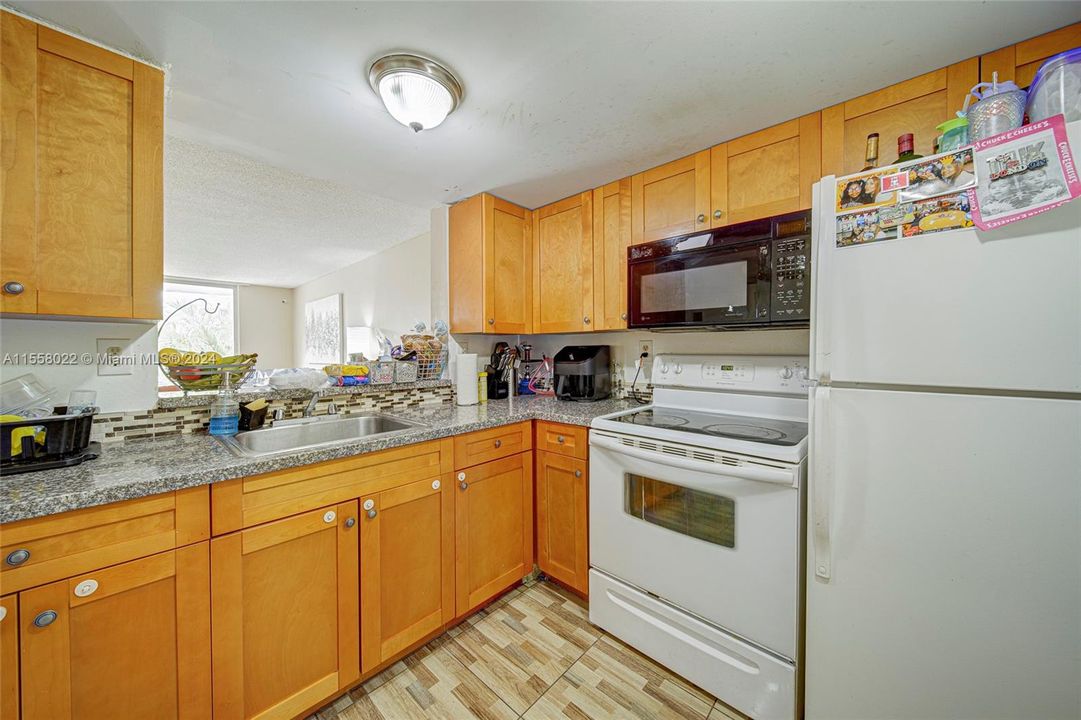 For Sale: $215,000 (2 beds, 2 baths, 1175 Square Feet)