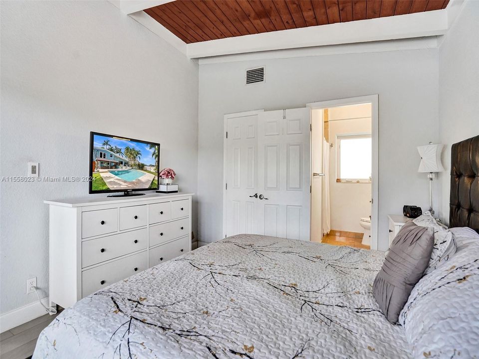 Active With Contract: $1,299,000 (3 beds, 2 baths, 1761 Square Feet)