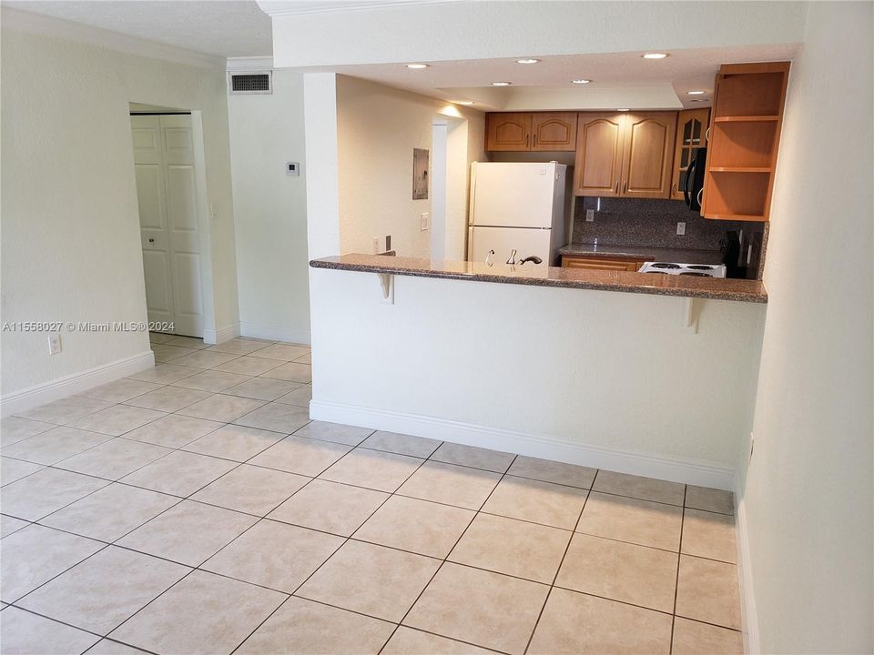 For Sale: $225,000 (1 beds, 1 baths, 662 Square Feet)