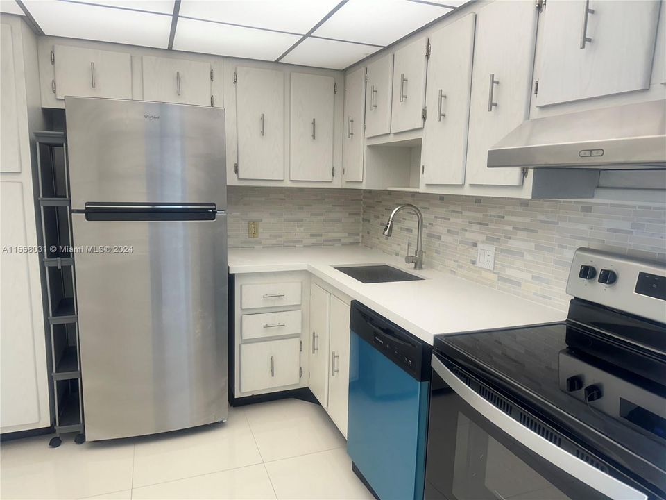 For Sale: $338,000 (1 beds, 1 baths, 1038 Square Feet)