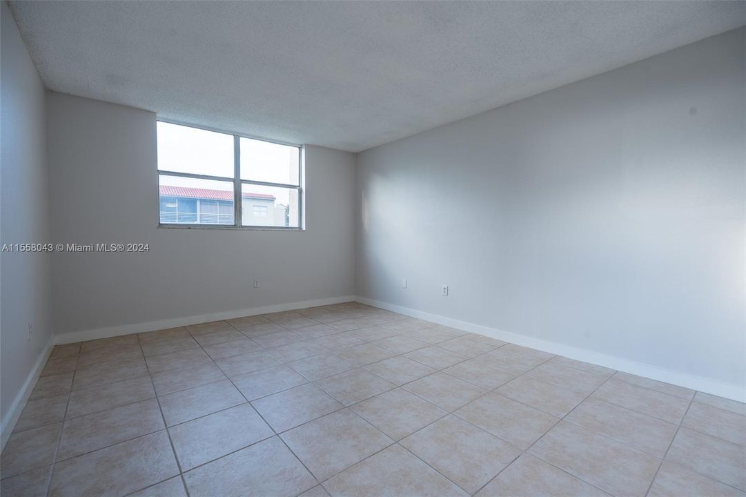 For Sale: $159,000 (1 beds, 1 baths, 830 Square Feet)