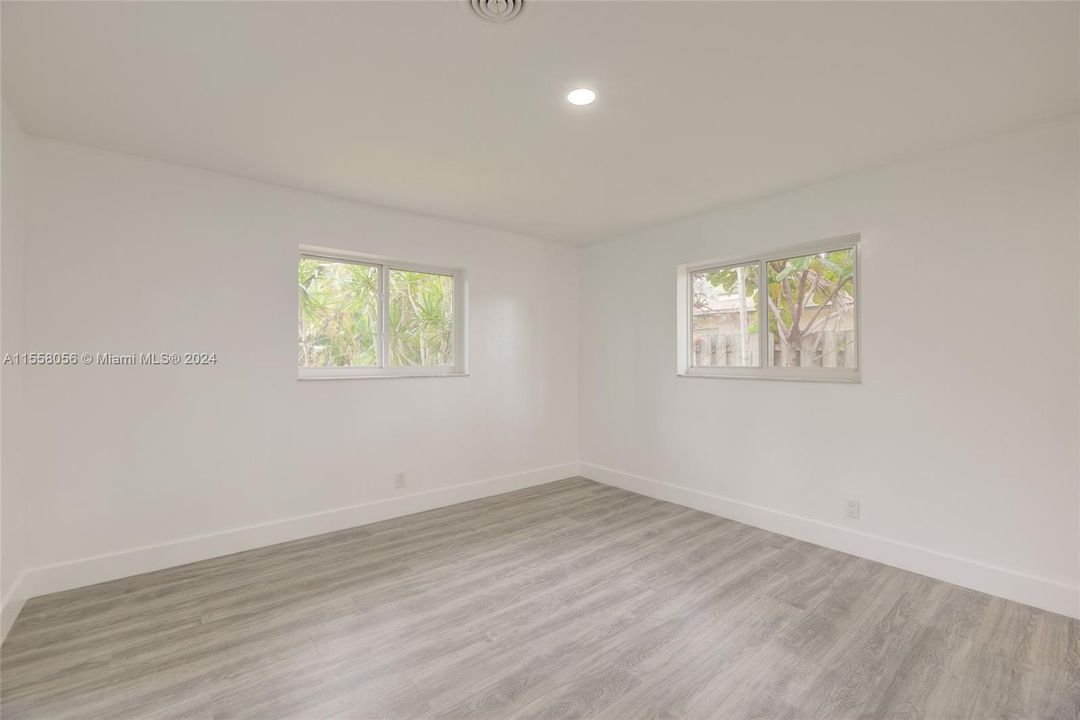For Sale: $550,000 (2 beds, 2 baths, 1207 Square Feet)