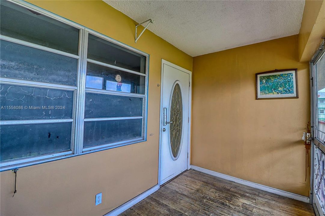 Active With Contract: $95,000 (1 beds, 1 baths, 720 Square Feet)