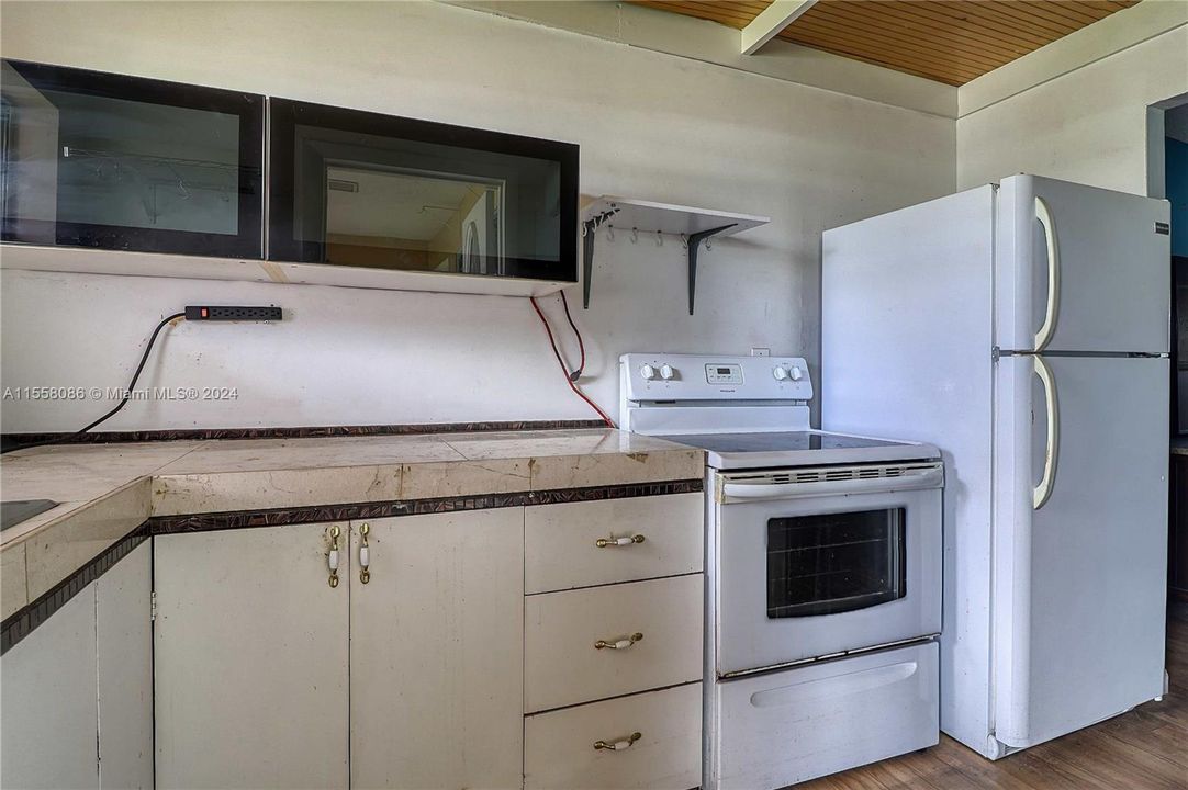 Active With Contract: $95,000 (1 beds, 1 baths, 720 Square Feet)