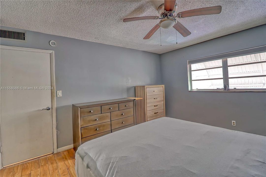 For Sale: $99,000 (1 beds, 1 baths, 720 Square Feet)