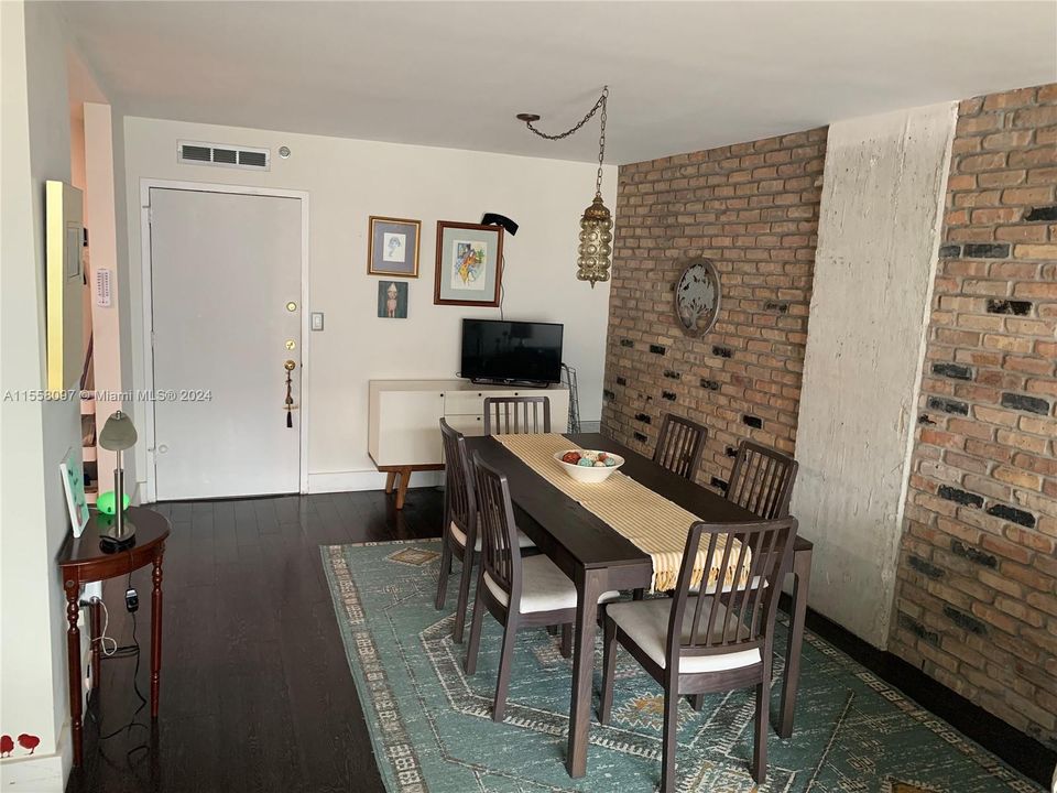 For Sale: $324,500 (2 beds, 2 baths, 1058 Square Feet)