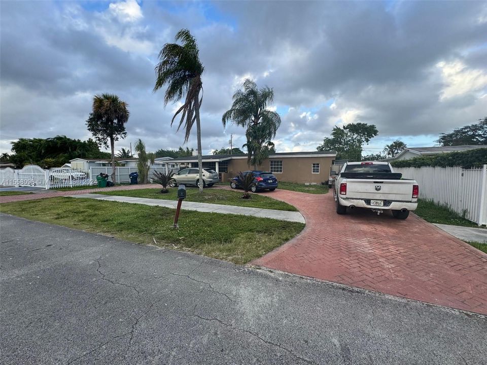 Recently Sold: $599,900 (3 beds, 3 baths, 2273 Square Feet)