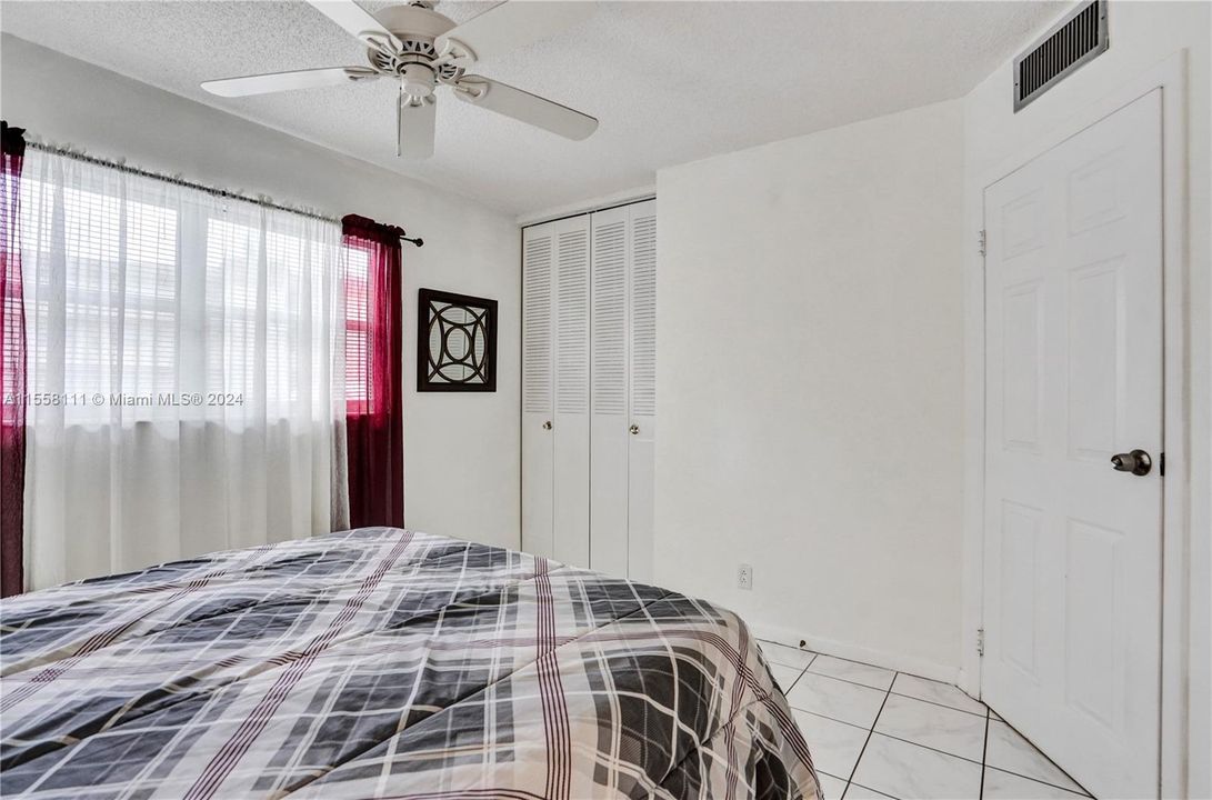For Sale: $138,800 (2 beds, 2 baths, 944 Square Feet)