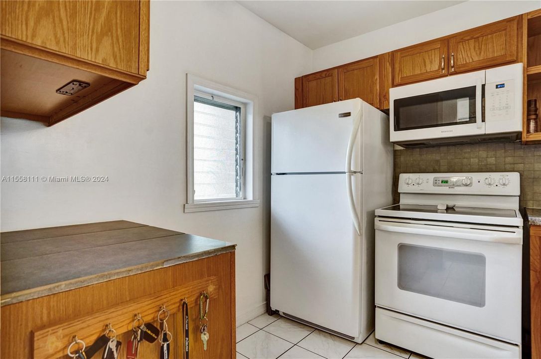For Sale: $138,800 (2 beds, 2 baths, 944 Square Feet)