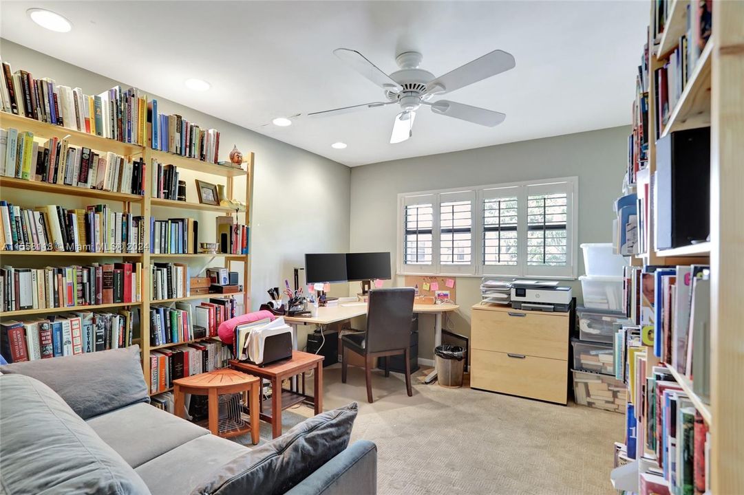 For Sale: $575,000 (2 beds, 2 baths, 1204 Square Feet)