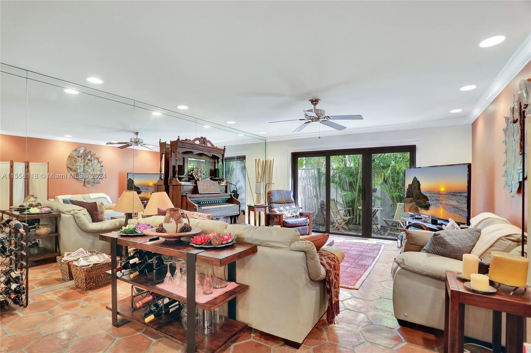 For Sale: $575,000 (2 beds, 2 baths, 1204 Square Feet)