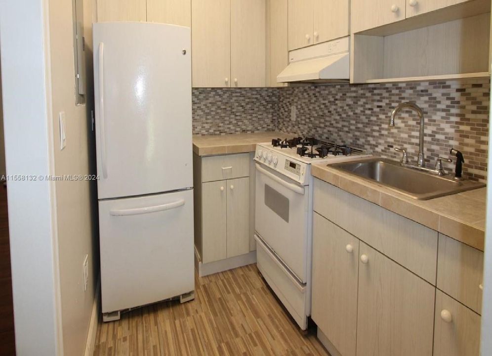 Recently Rented: $3,000 (2 beds, 1 baths, 816 Square Feet)