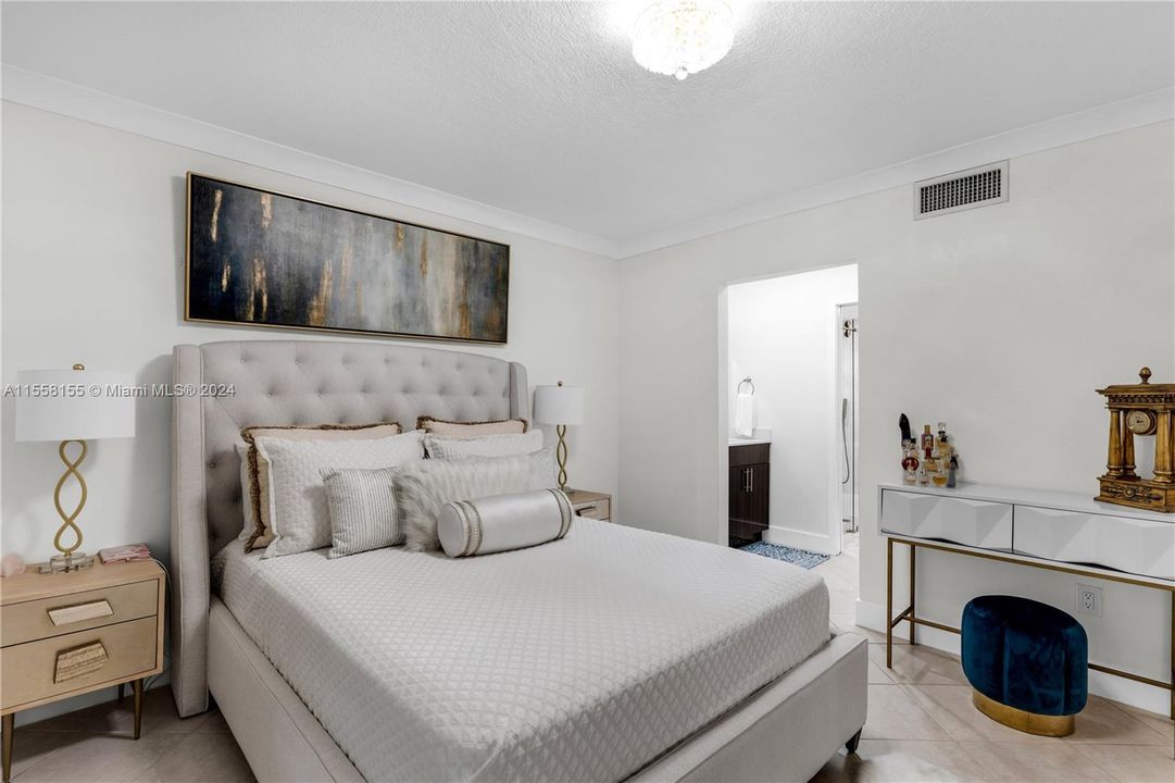 Active With Contract: $289,000 (1 beds, 1 baths, 1067 Square Feet)