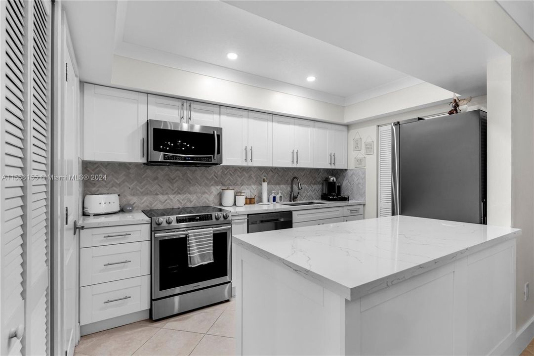 Active With Contract: $289,000 (1 beds, 1 baths, 1067 Square Feet)