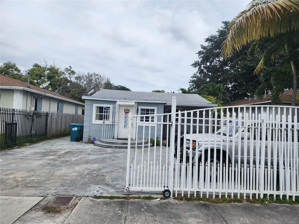 For Sale: $435,000 (3 beds, 1 baths, 798 Square Feet)