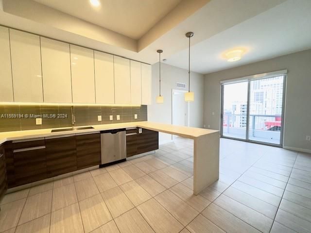 Recently Rented: $3,299 (2 beds, 2 baths, 949 Square Feet)