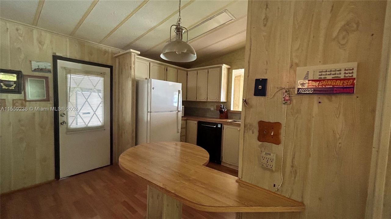 For Sale: $179,000 (2 beds, 2 baths, 1274 Square Feet)