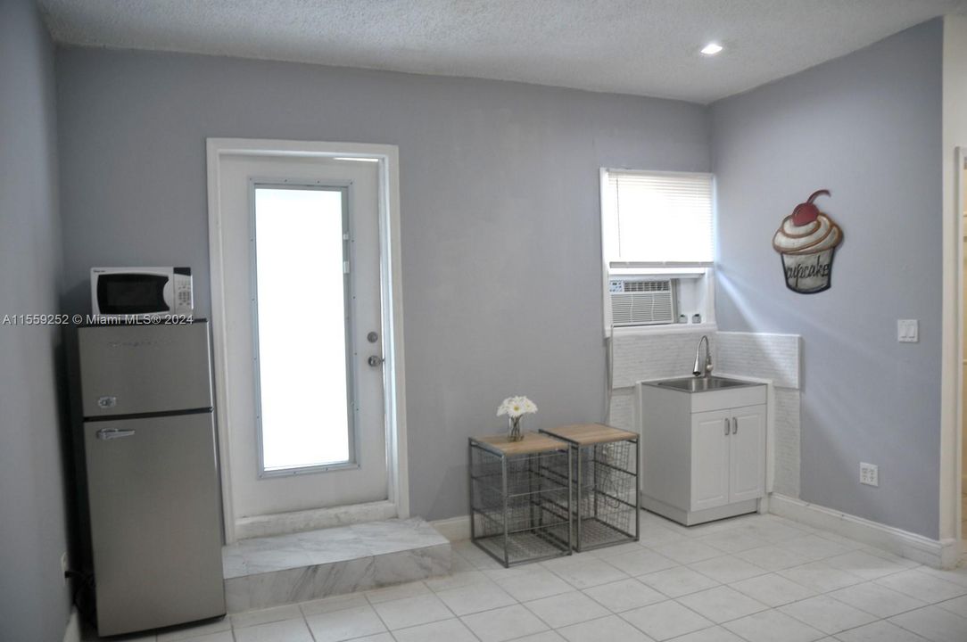 Active With Contract: $1,150 (1 beds, 1 baths, 400 Square Feet)