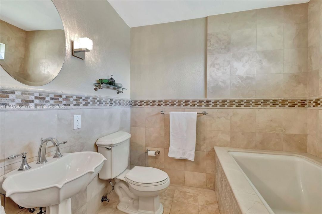 最近售出: $847,000 (4 贝兹, 2 浴室, 2538 平方英尺)
