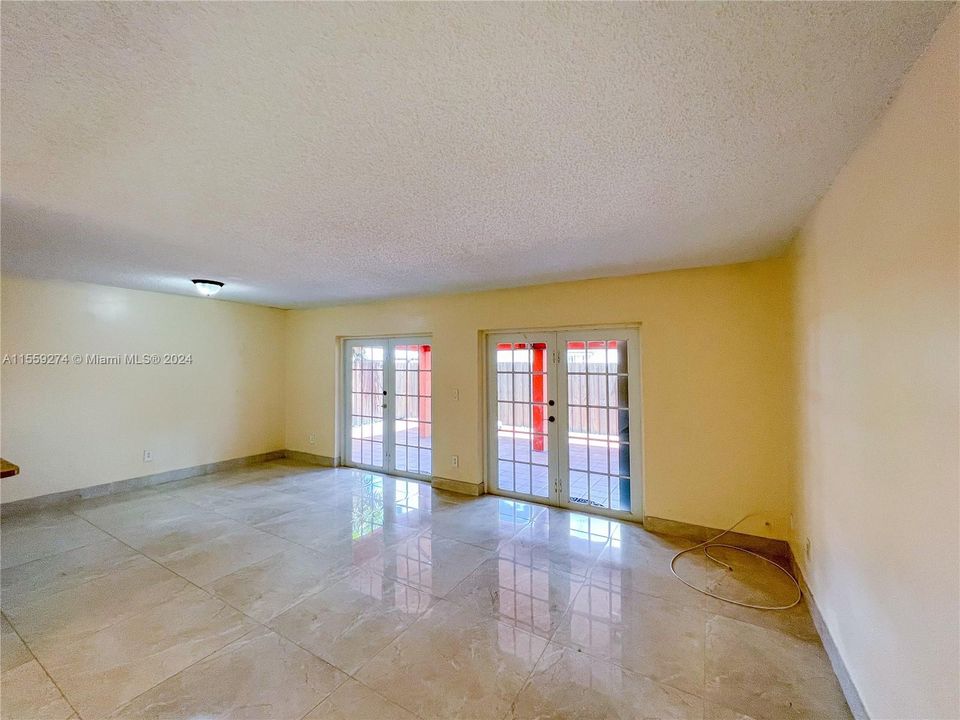 Recently Rented: $3,300 (3 beds, 2 baths, 1560 Square Feet)