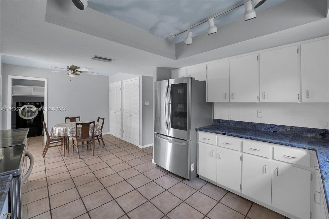 Active With Contract: $925,000 (4 beds, 3 baths, 2814 Square Feet)