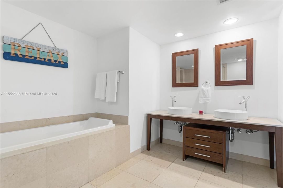 Recently Sold: $1,250,000 (2 beds, 2 baths, 1347 Square Feet)